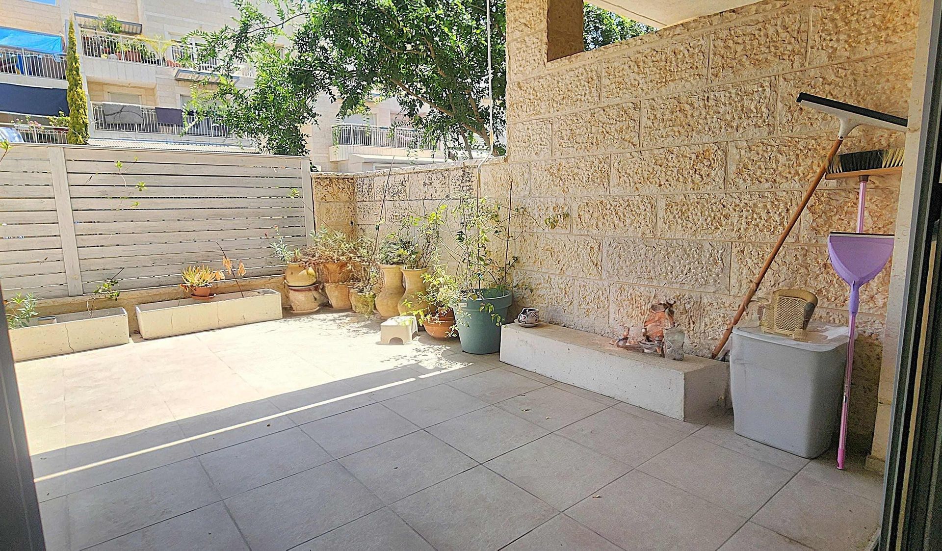 למכירה במודיעין דירת גן 4 חדרים עם מעלית ונגישות מלאה