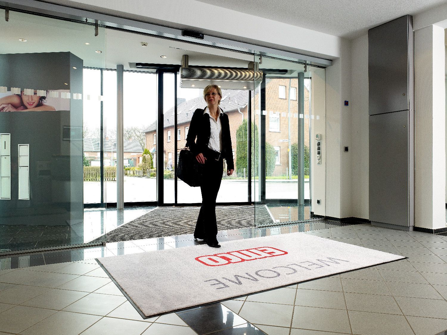 Tapete de entrada com logotipo personalizado para interior.