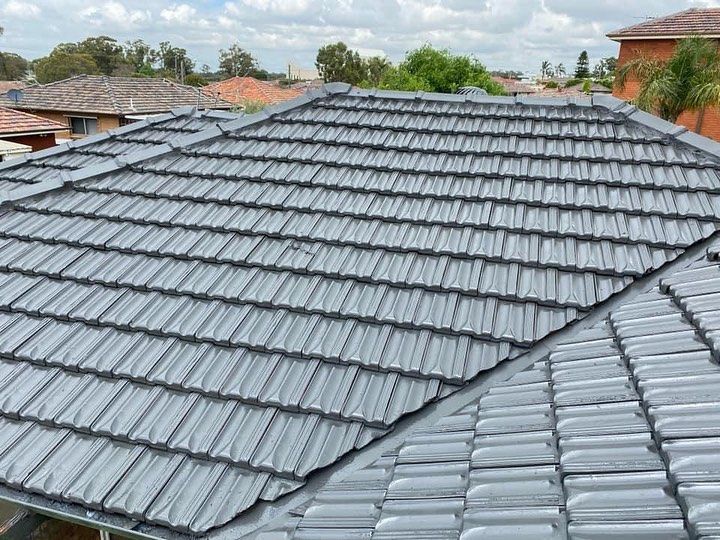 A roof of a house with a lot of tiles on it.