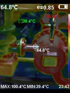 Una cocina con muchas ollas y sartenes.