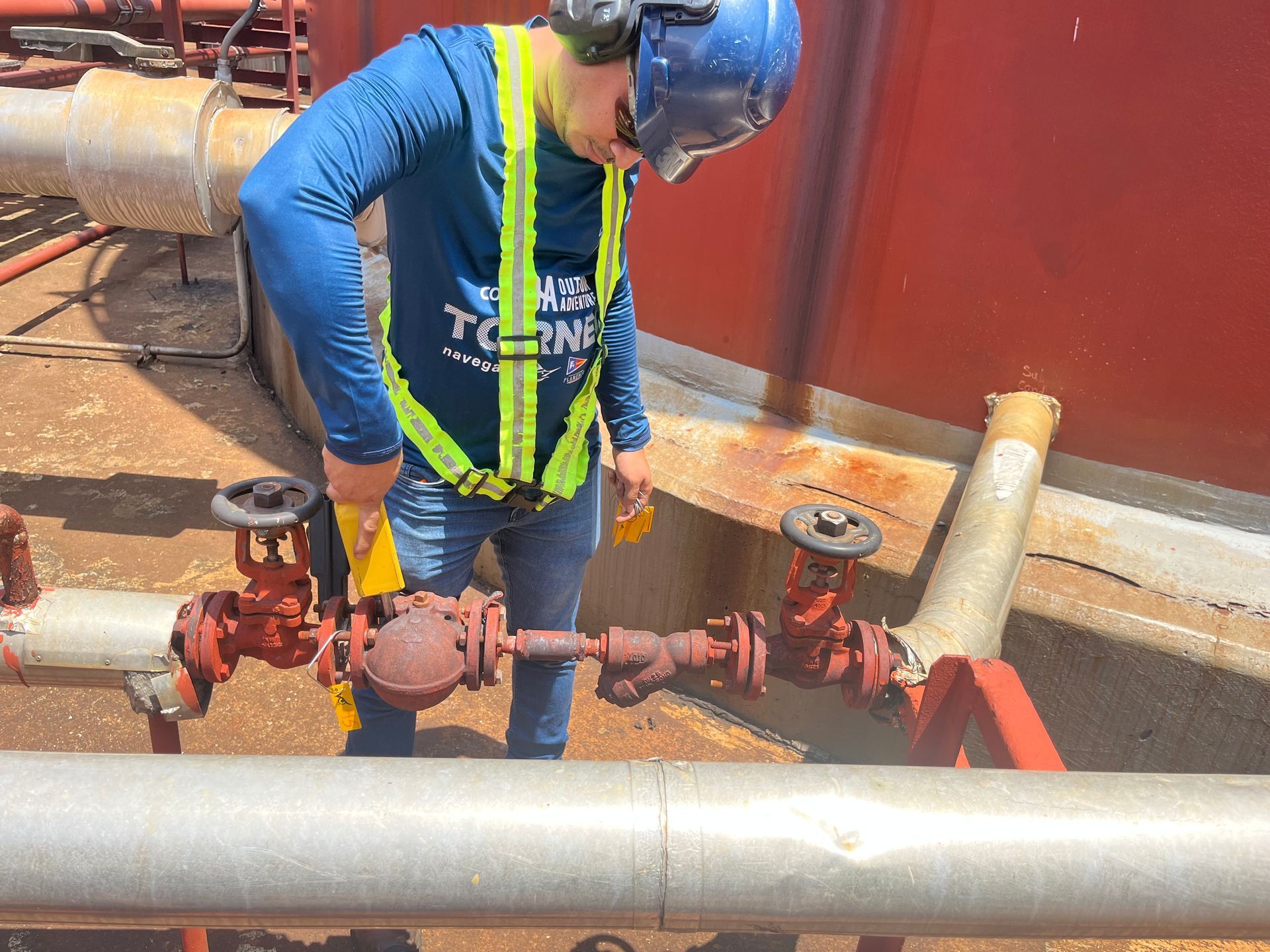 Un montón de tuberías y válvulas en una habitación.