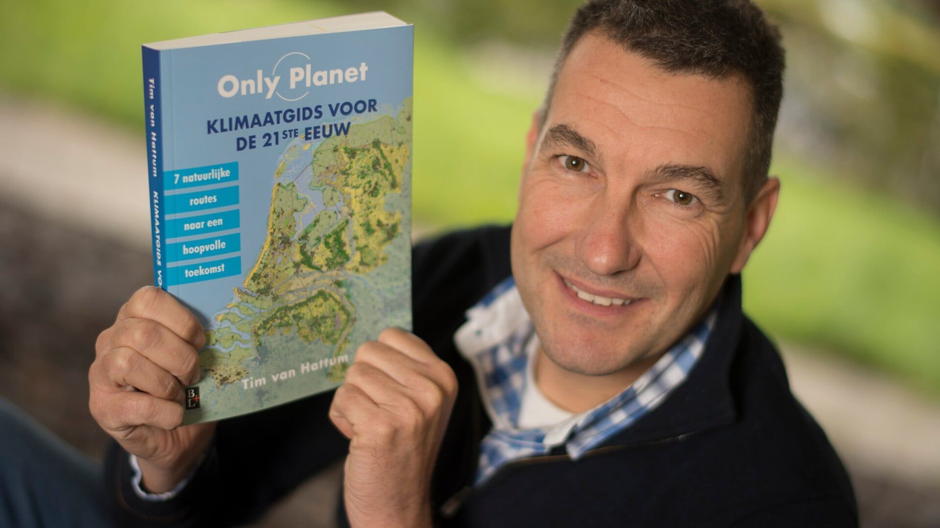 Tim van Hattum met het boek Only Planet