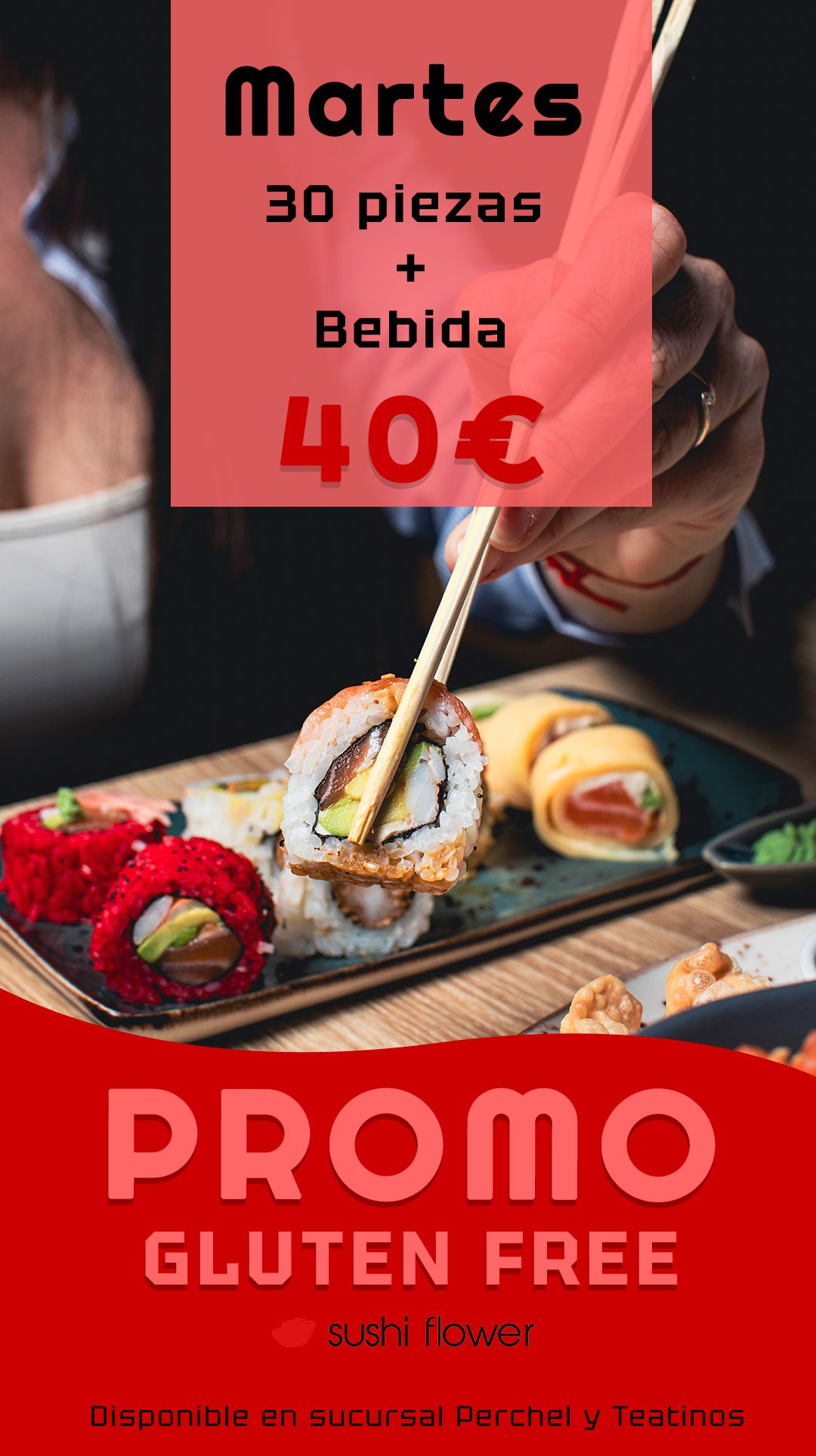 Un plato de sushi con palillos y una taza de salsa de soja.