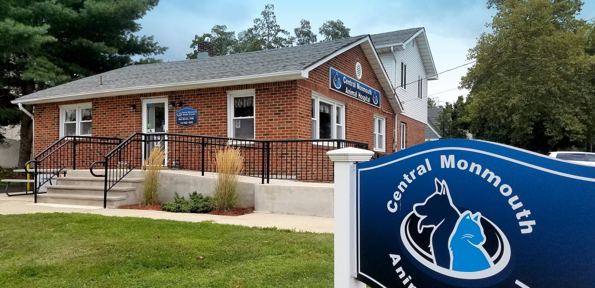 Central Monmouth Animal Hospital : Neil Bloom DVM logo