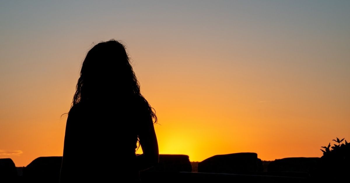 Pessoa observando o pôr do sol em Dourados, no sul de Mato Grosso do Sul
