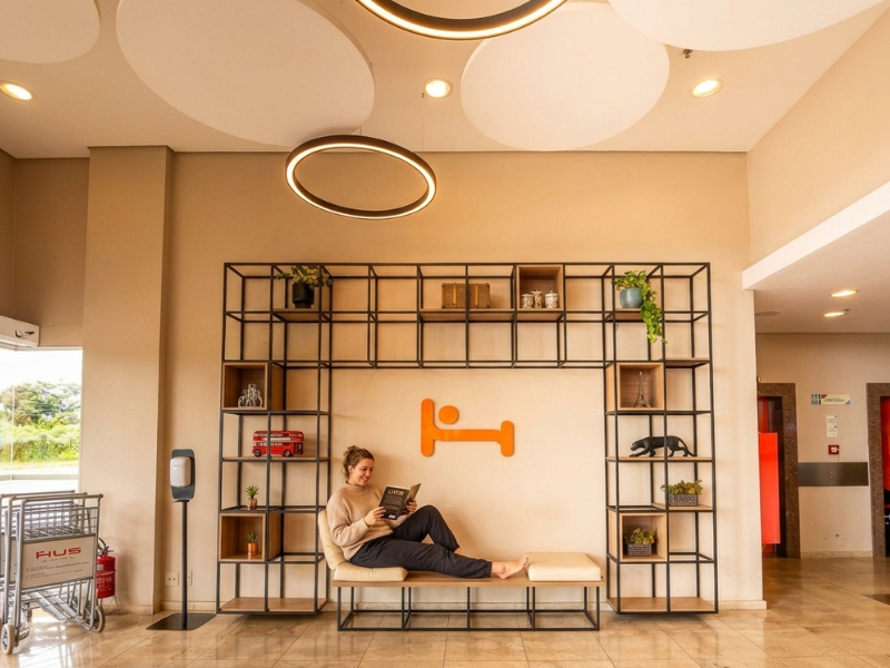 hospede relaxando no lobby do hus hotel dourados