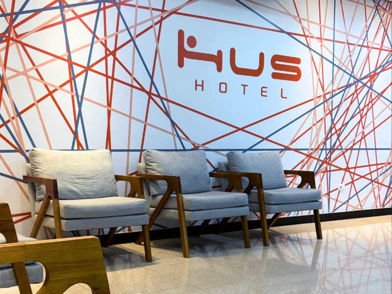 Lobby com assentos do Hus Hotel Maringá
