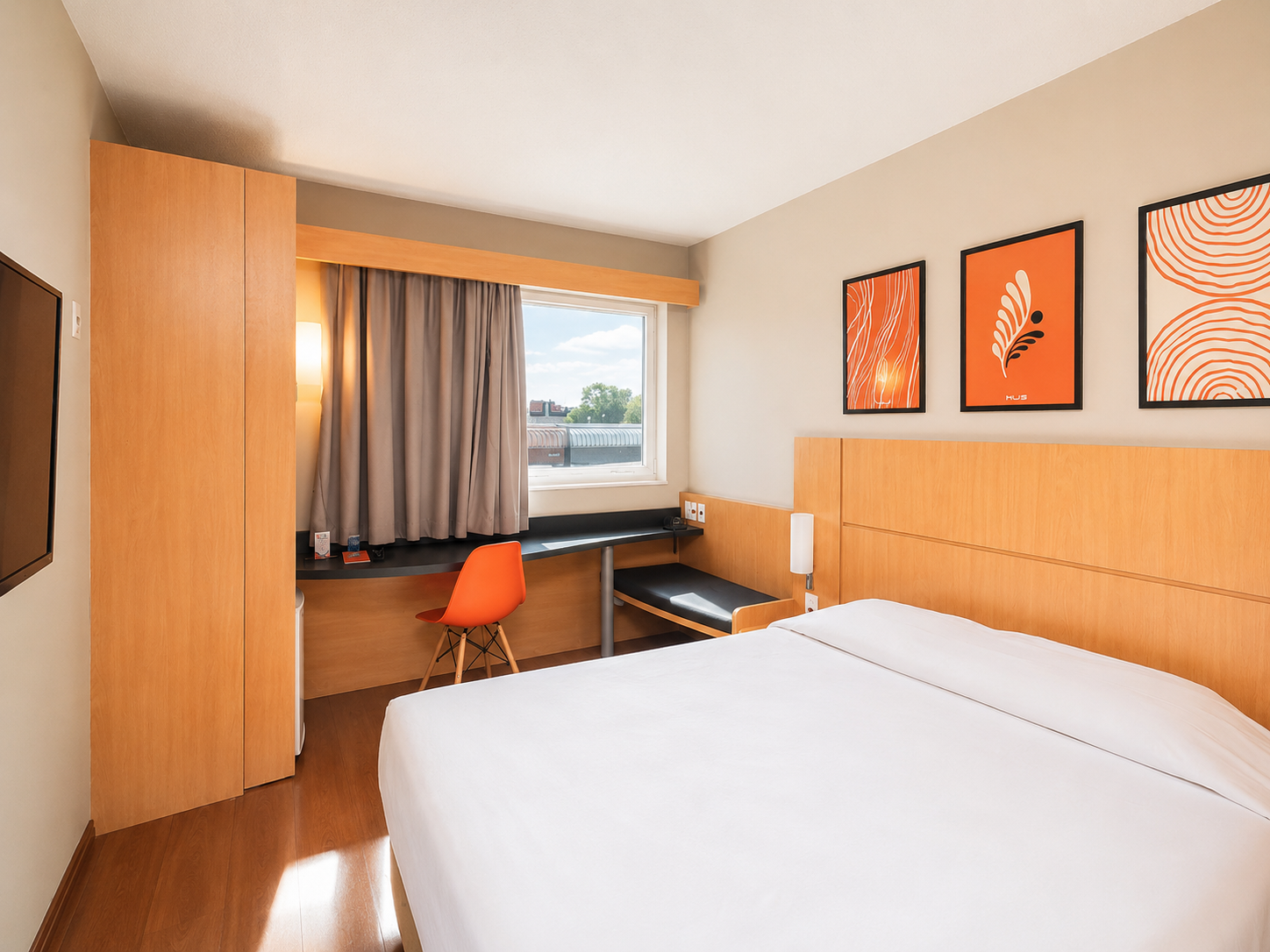 Quarto funcional e organizado do Hus Hotel Dourados com cama de casal, ambiente limpo e iluminação acolhedora para descanso de viajantes.
