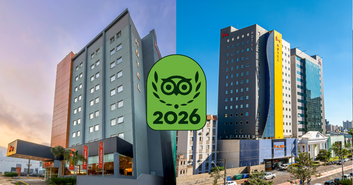 Fachada dos hotéis Hus com logotipo do prêmio Traveller Review Awards 2026 ao centro