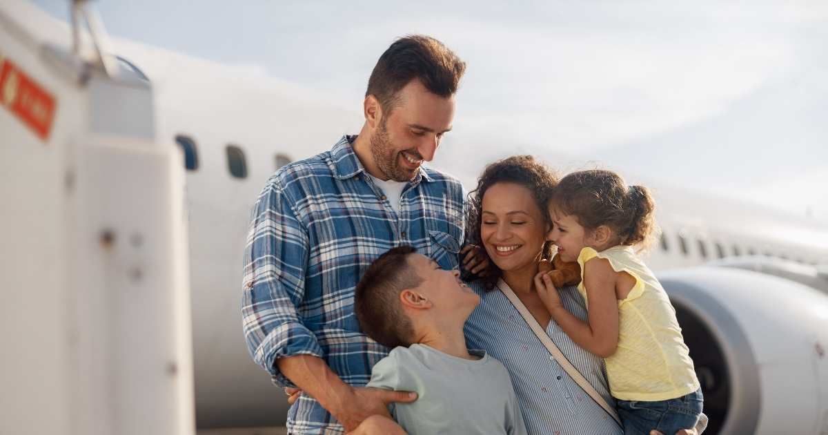 Família no aeroporto se abraçando