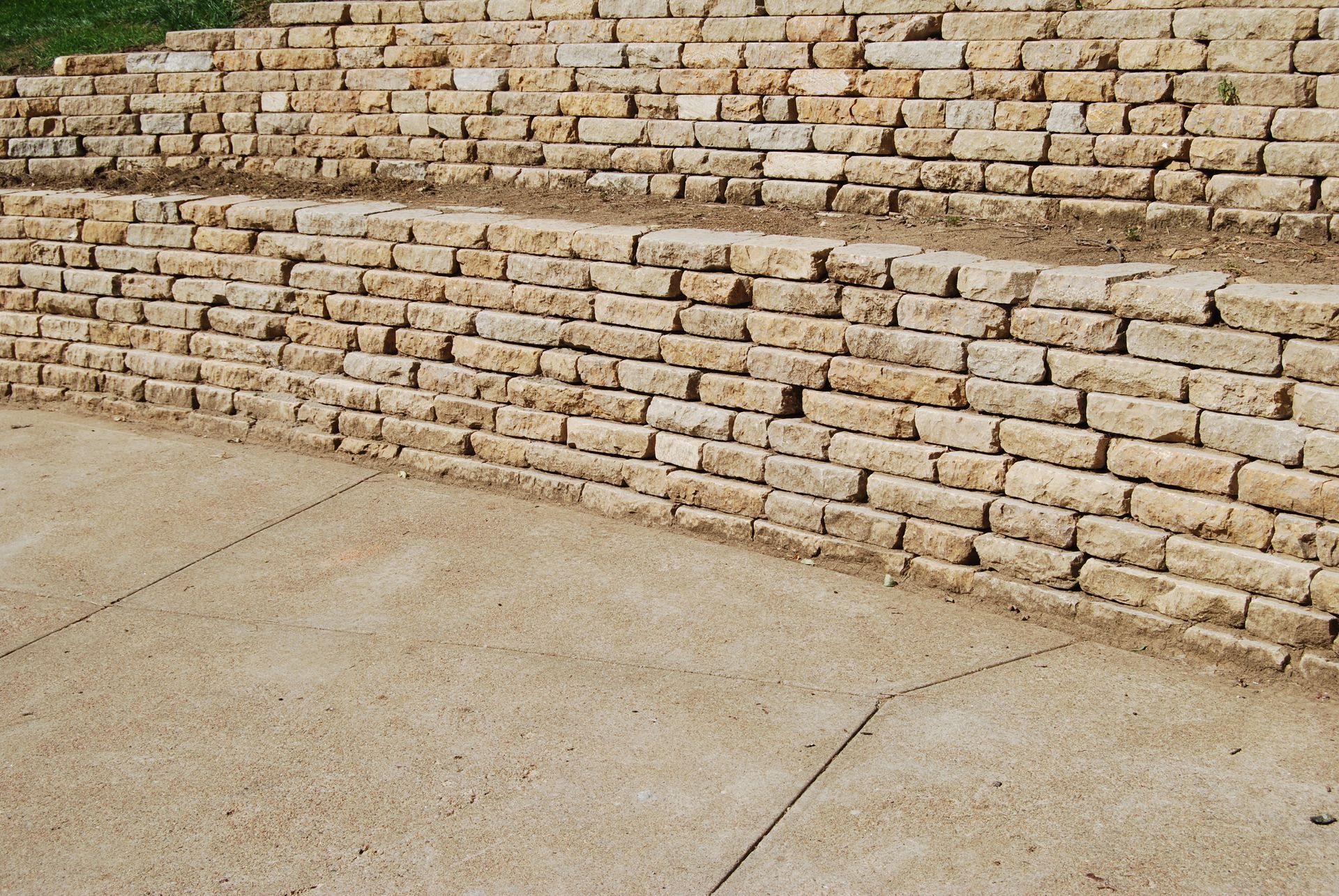 Replaced an old stone retaining wall with a new EW Gold Stone. The New wall stone was from Watkins Concrete & Block and supplied to them from Earthworks