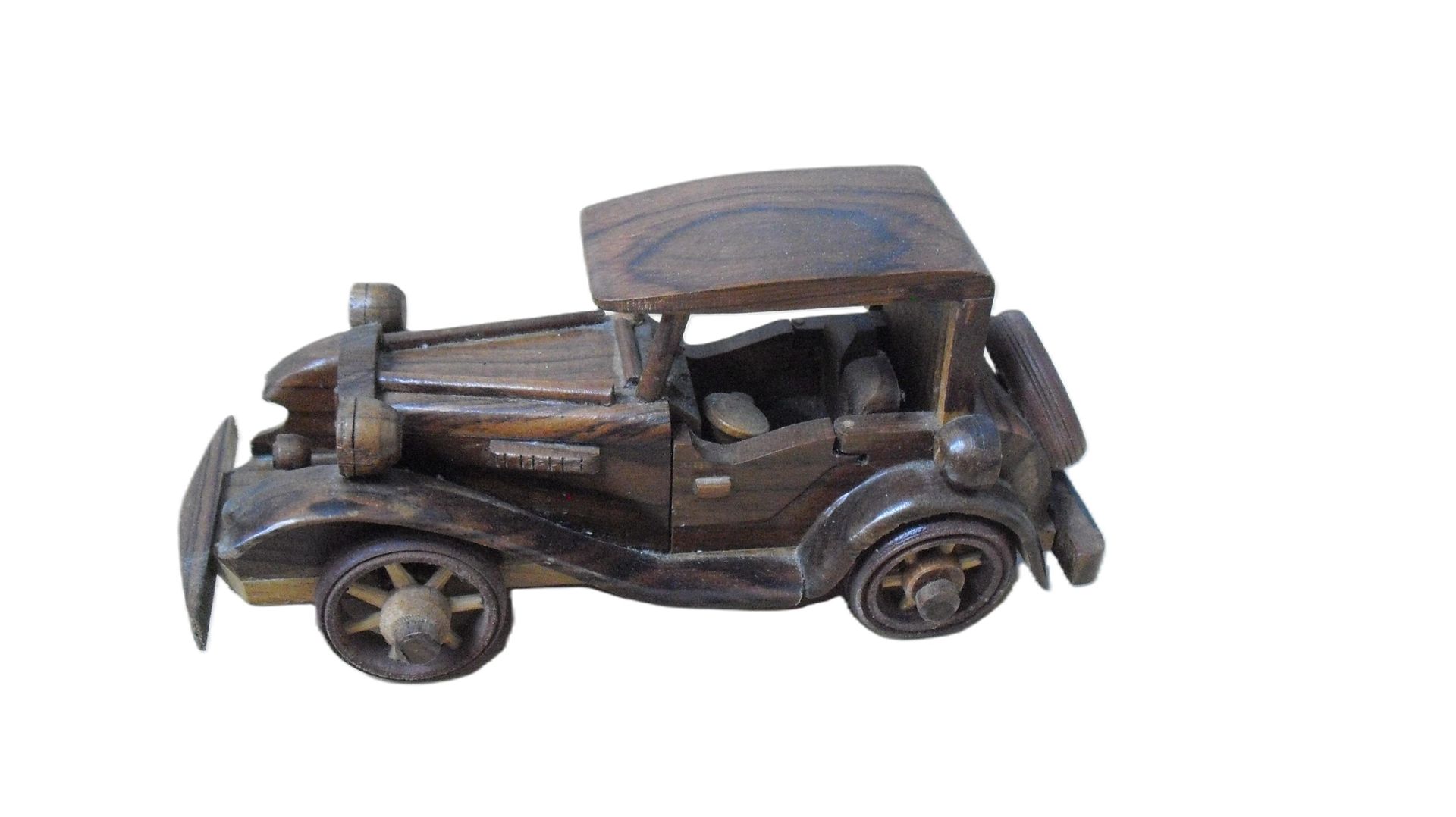 Handgemaakte houten model van een klassieke auto