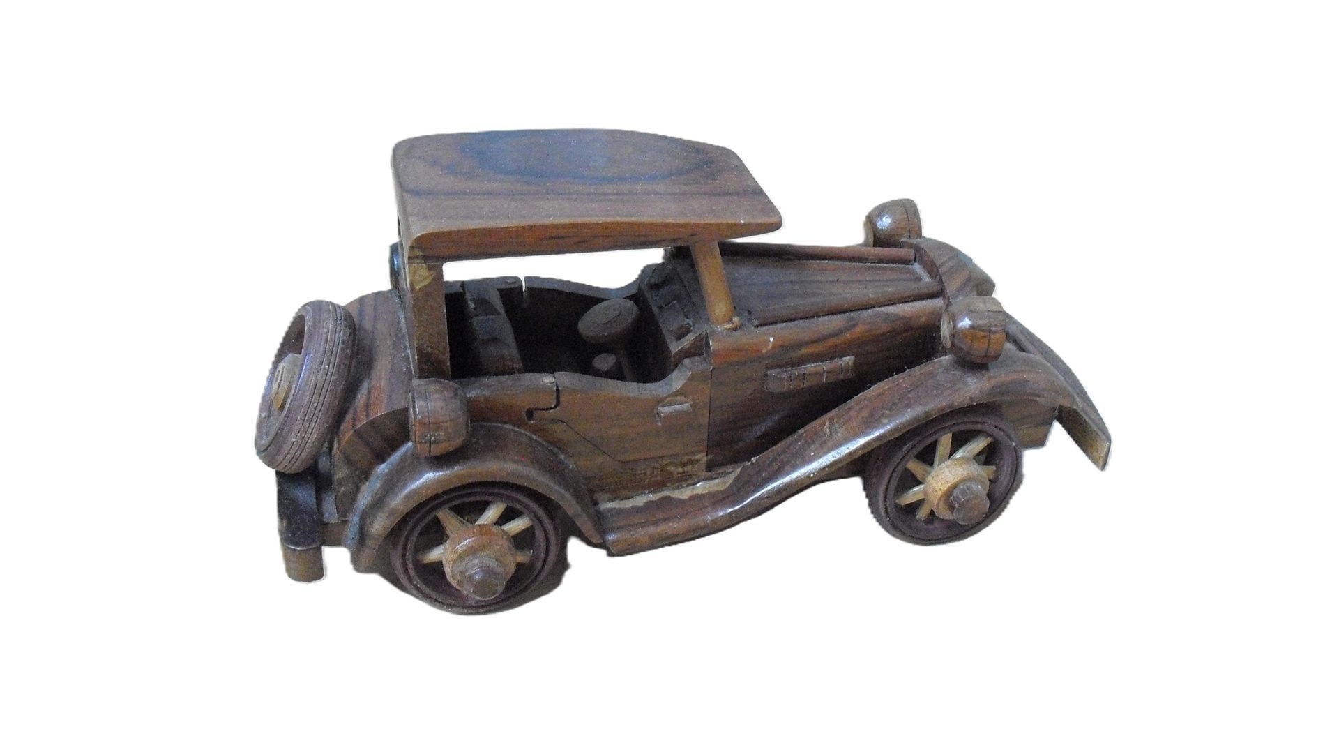 Handgemaakte houten model van een klassieke auto