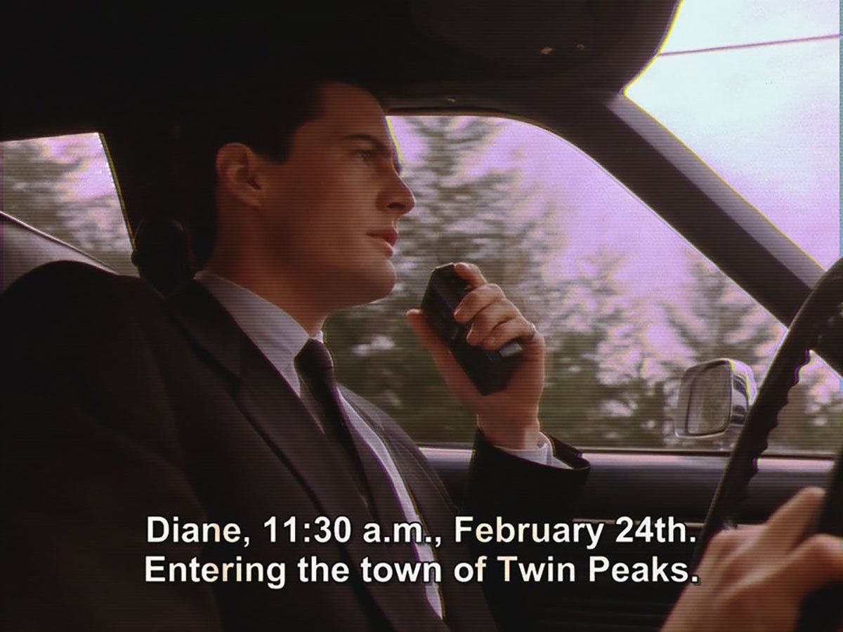 O agente Cooper dirigindo rumo à cidade de Twin Peaks enquanto registra no seu gravador de voz a data e a hora: 24 de fevereiro, 11h30 da manhã
