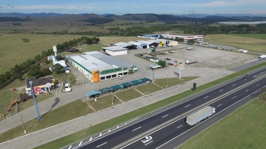 Uma vista aérea de uma rodovia e um posto de gasolina