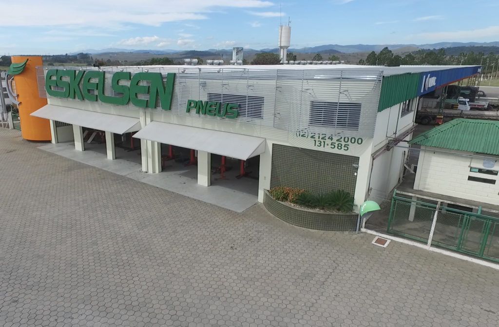Uma vista aérea de um grande edifício com muitas janelas.