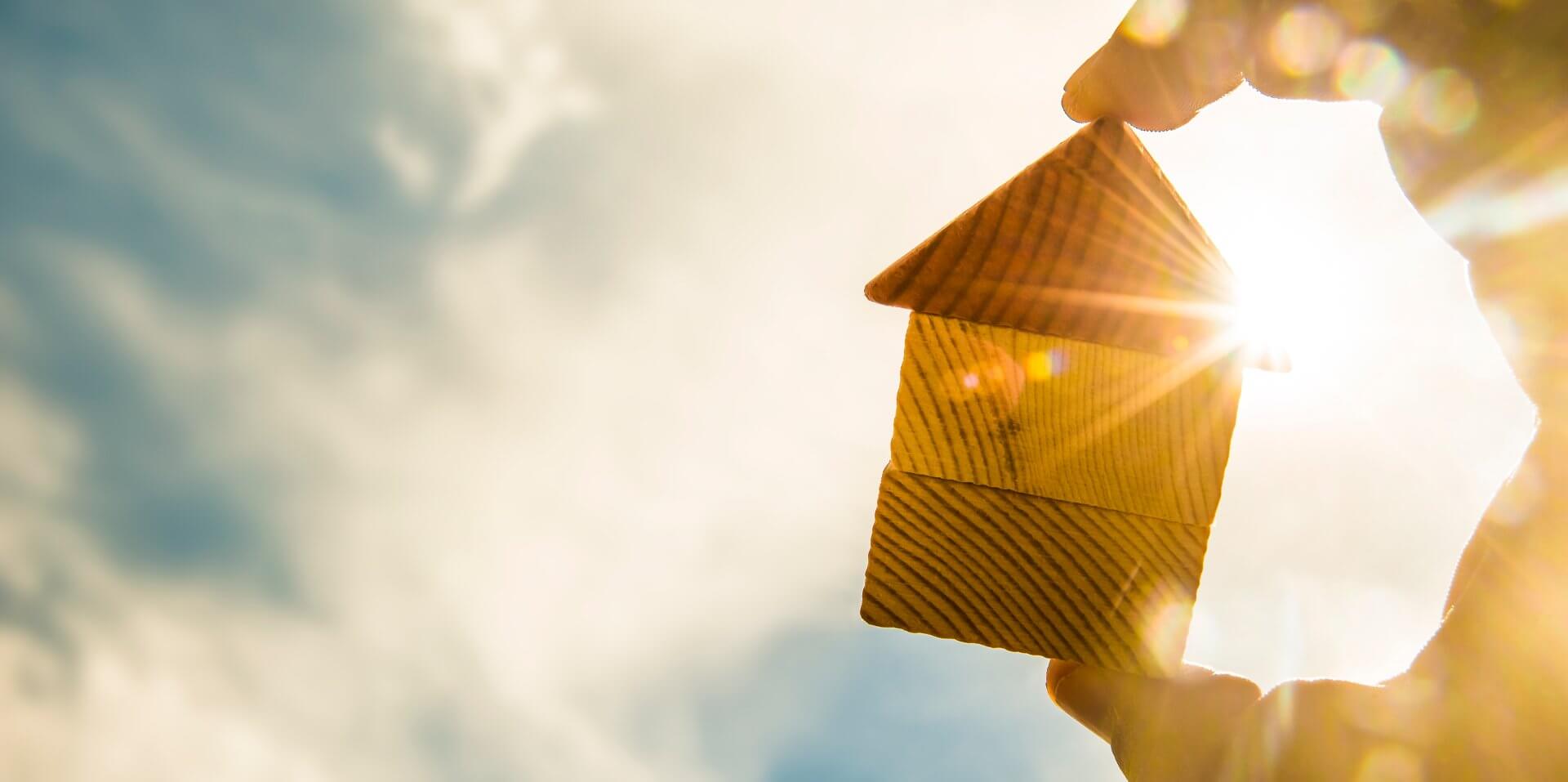 Baukloetzer_als_Haus_vor_Sonne