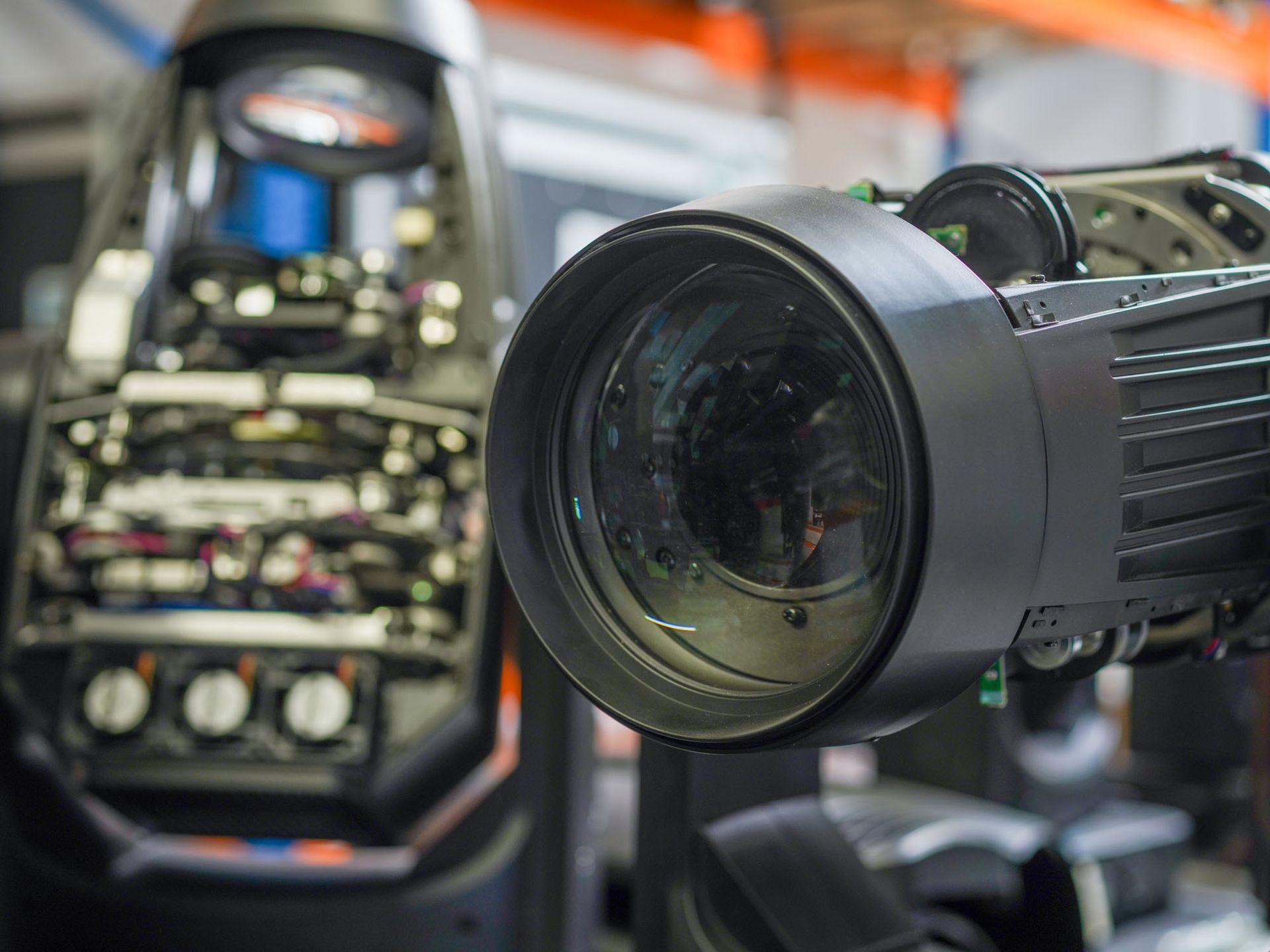 Eine Nahaufnahme eines Kameraobjektivs in einer Lagerhalle.