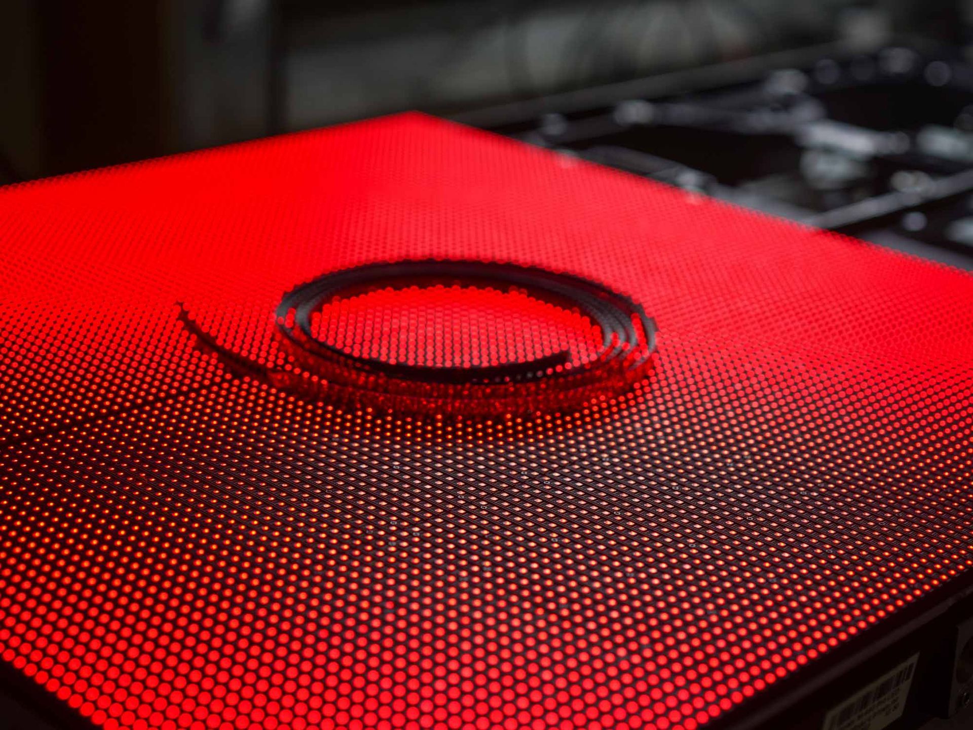 Ein Armband liegt auf einer roten Oberfläche.