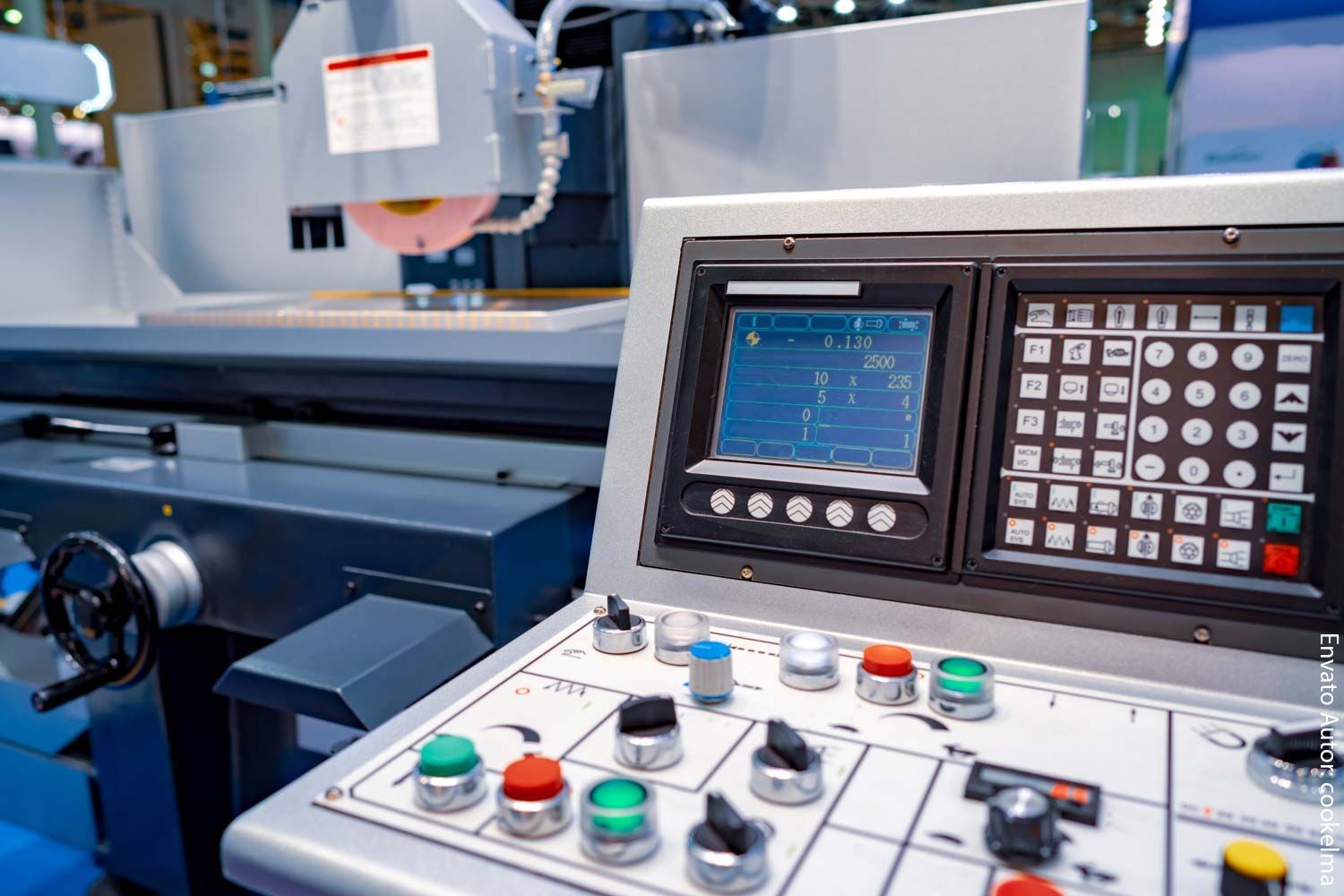 Ein Bedienfeld für eine Maschine mit Tasten und einem Bildschirm.