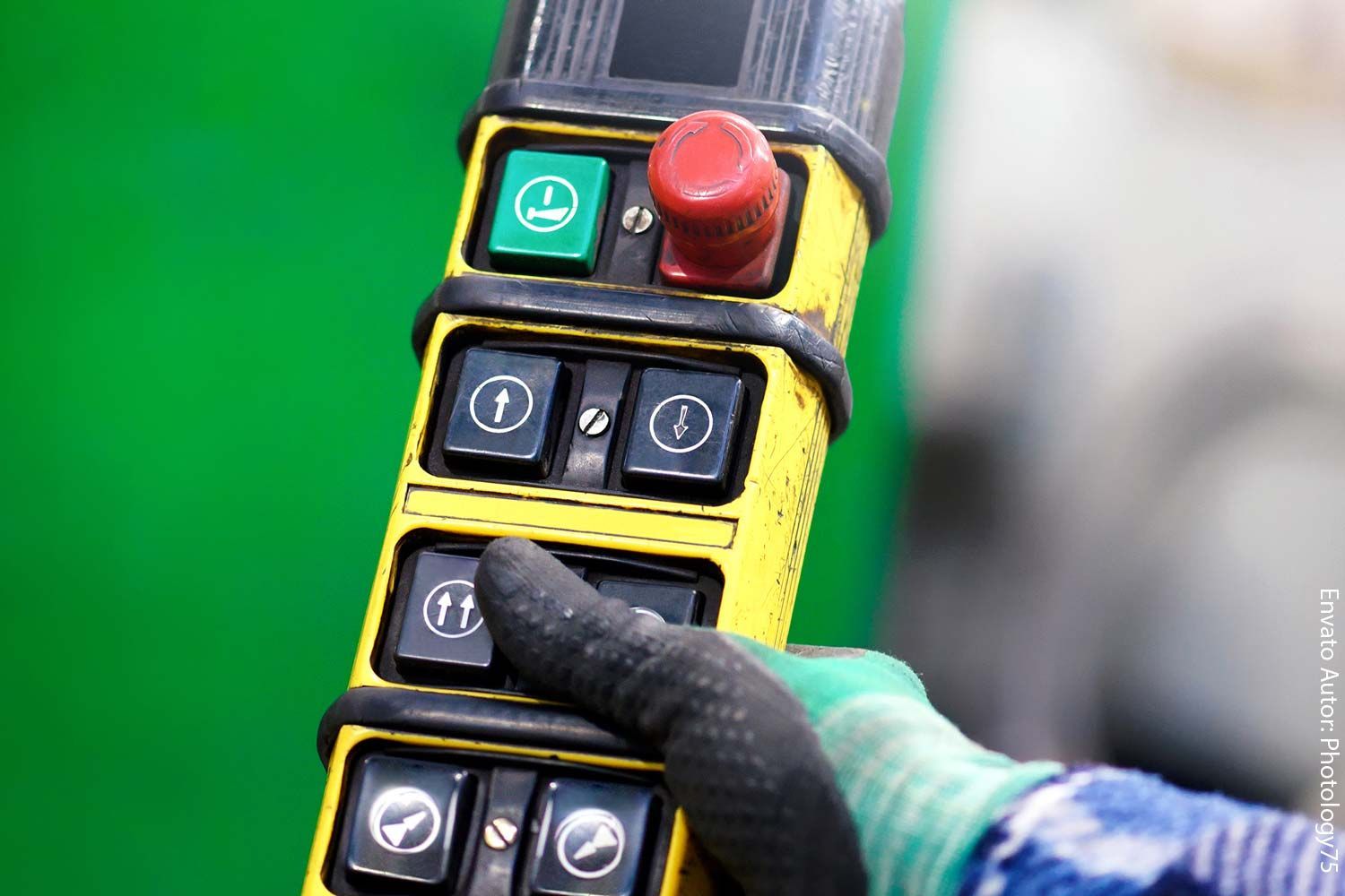 Eine Person hält eine Fernbedienung in der Hand.