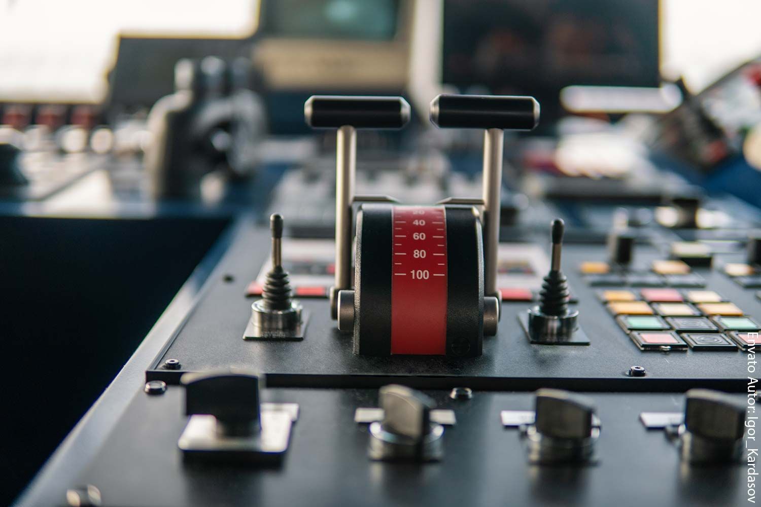 Eine Nahaufnahme eines Lenkrads auf einem Bedienfeld