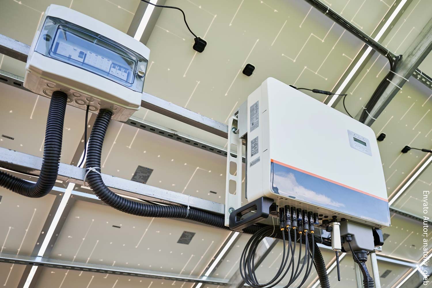 Ein Solarpanel mit angeschlossenem Wechselrichter.