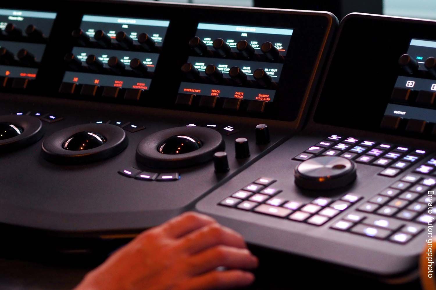 Eine Nahaufnahme der Hand einer Person auf einem Bedienfeld