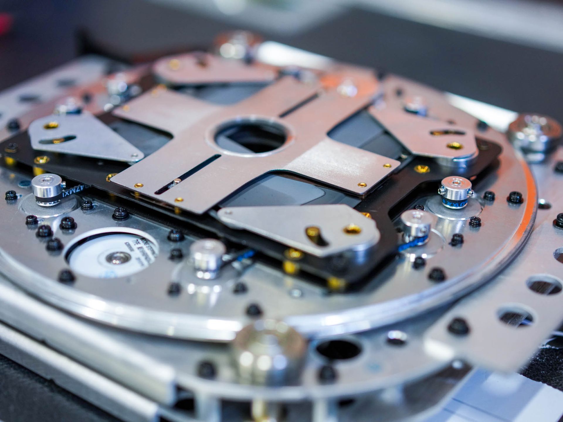 Eine Nahaufnahme eines Metallobjekts mit einem Loch in der Mitte