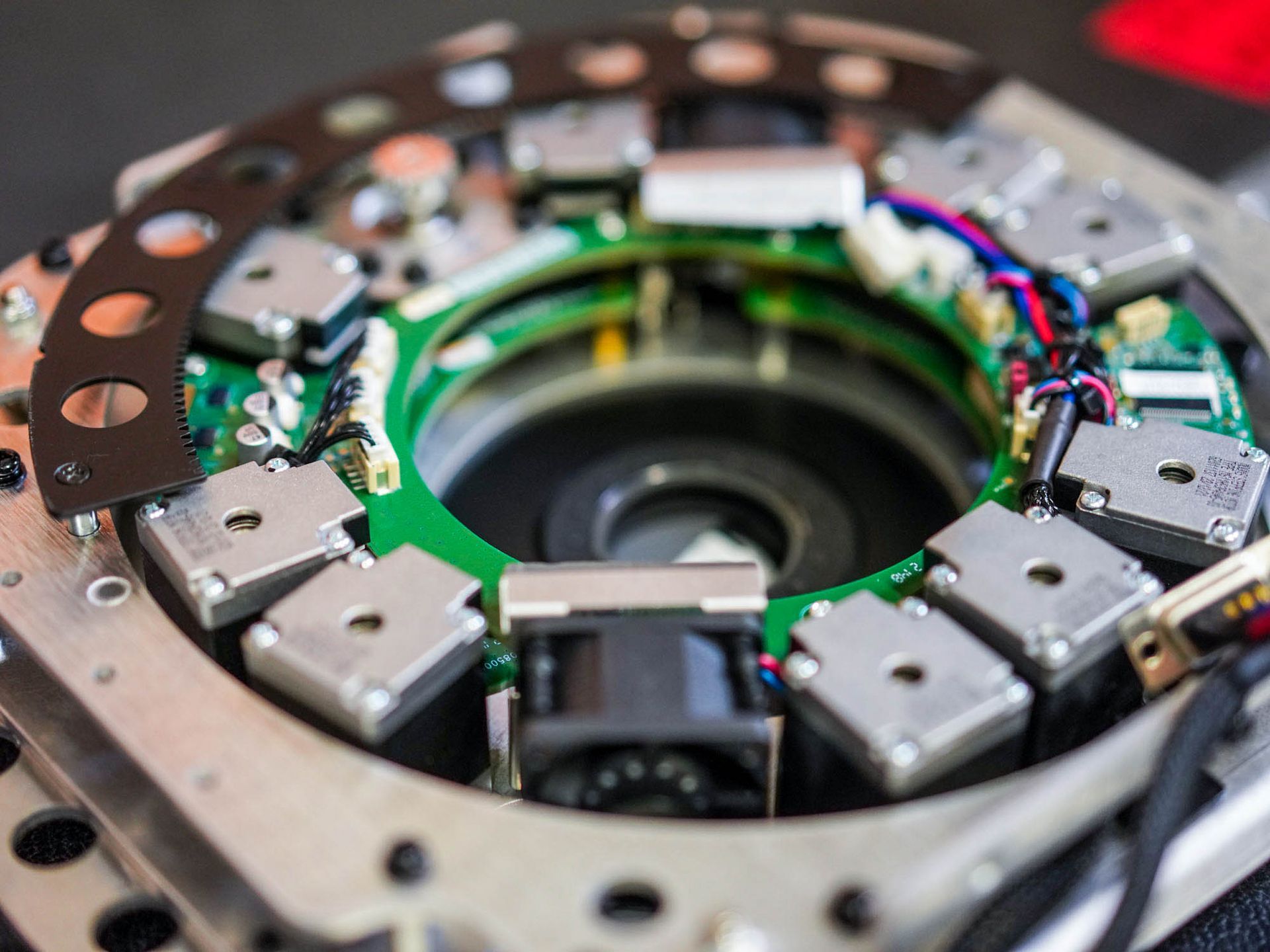 Eine Nahaufnahme eines runden Geräts mit vielen elektronischen Komponenten darauf.