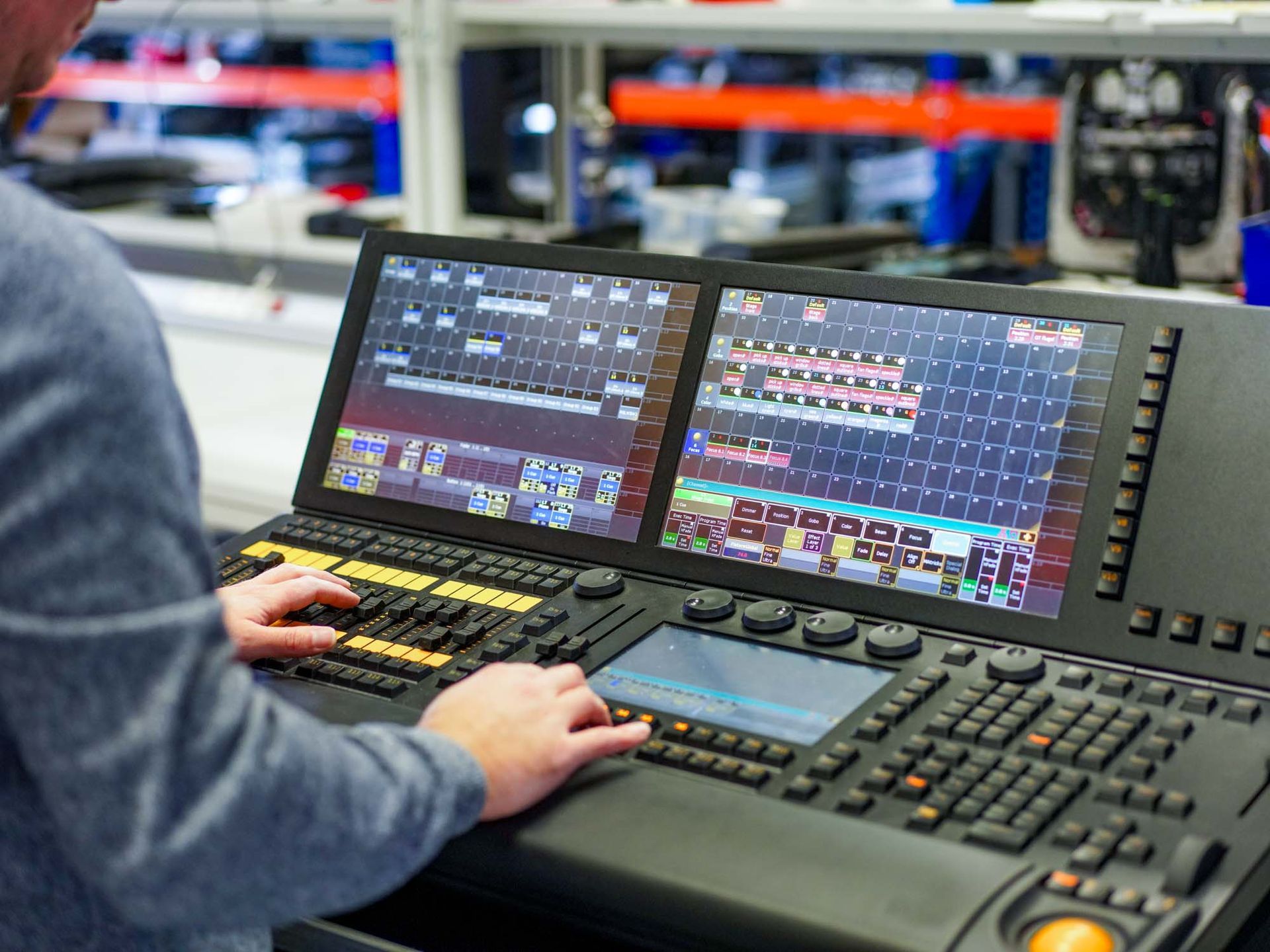 Ein Mann tippt auf einer Tastatur vor zwei Monitoren