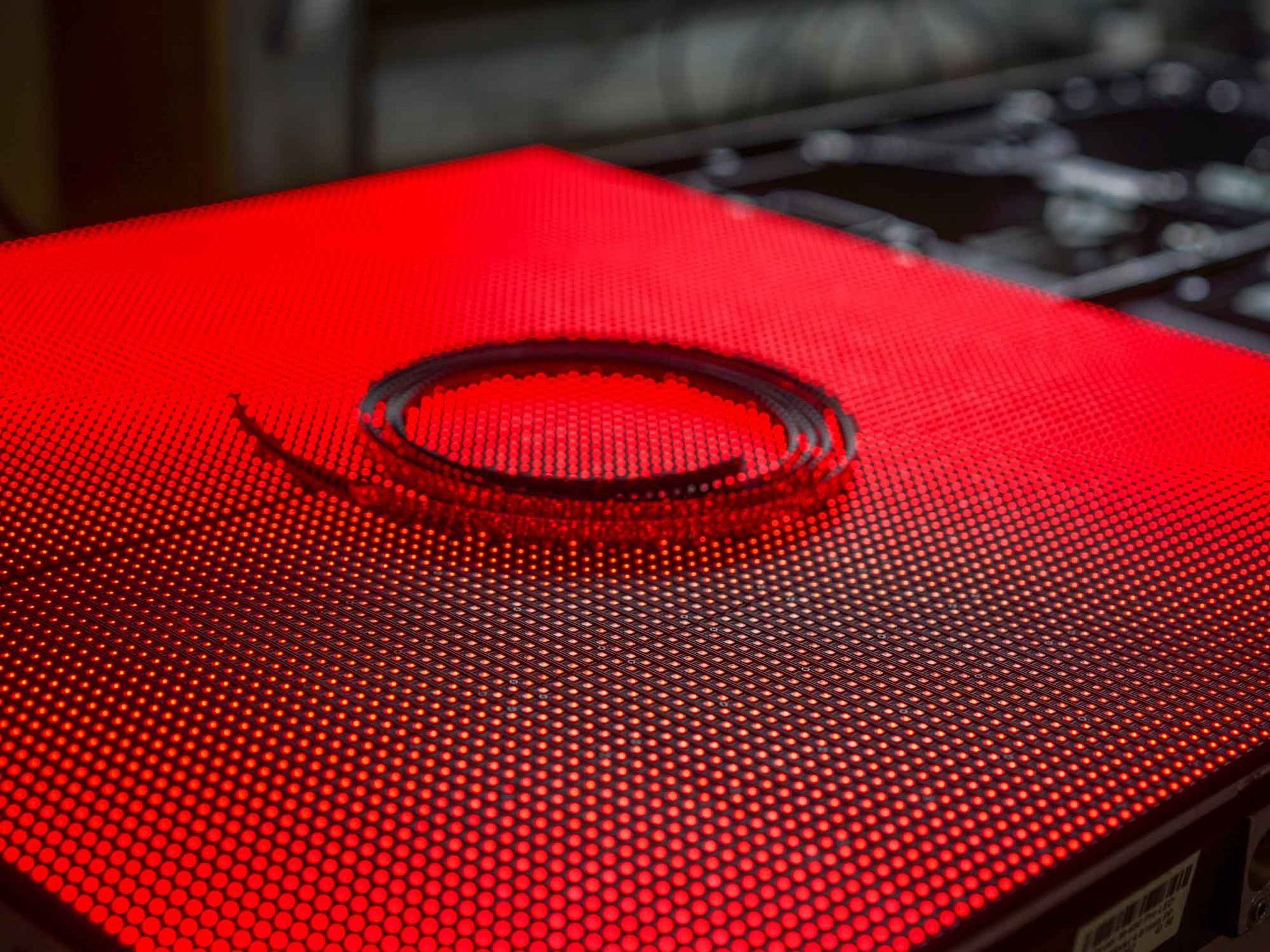 Eine Nahaufnahme einer roten Oberfläche mit einem Armband darauf.
