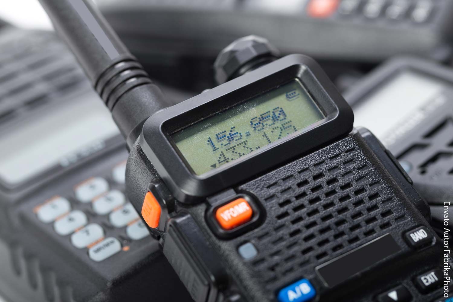 Ein Walkie-Talkie liegt auf einem Stapel anderer Walkie-Talkies.