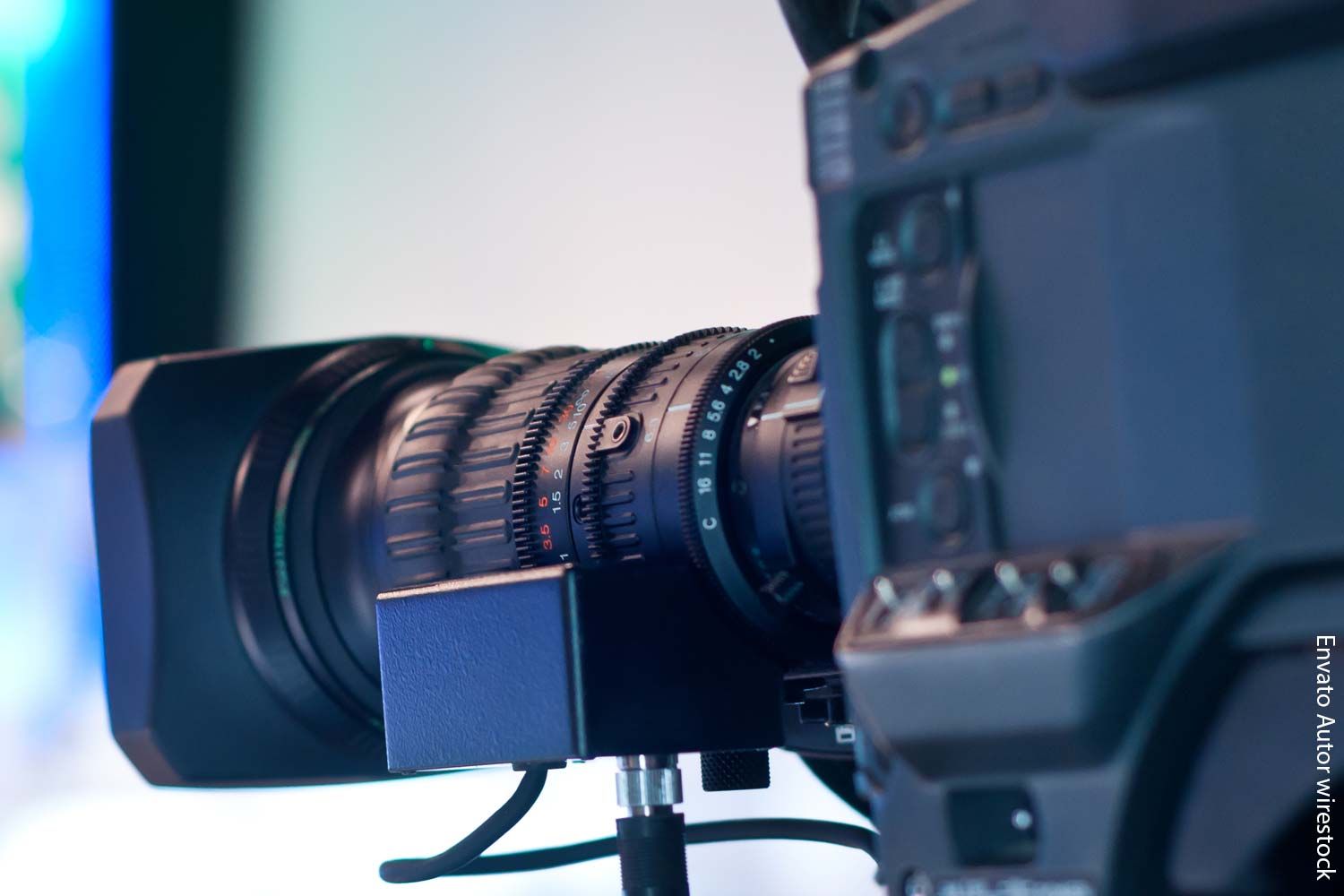 Eine Nahaufnahme eines Kameraobjektivs auf einem Tisch