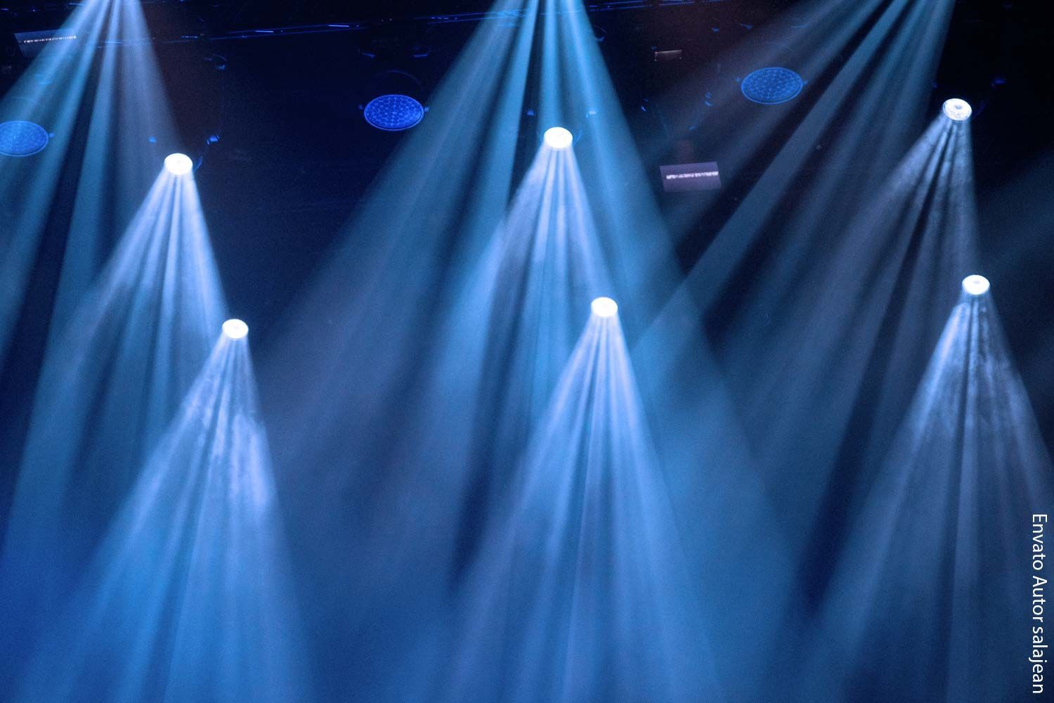Ein Haufen blauer Lichter leuchten auf einer Bühne