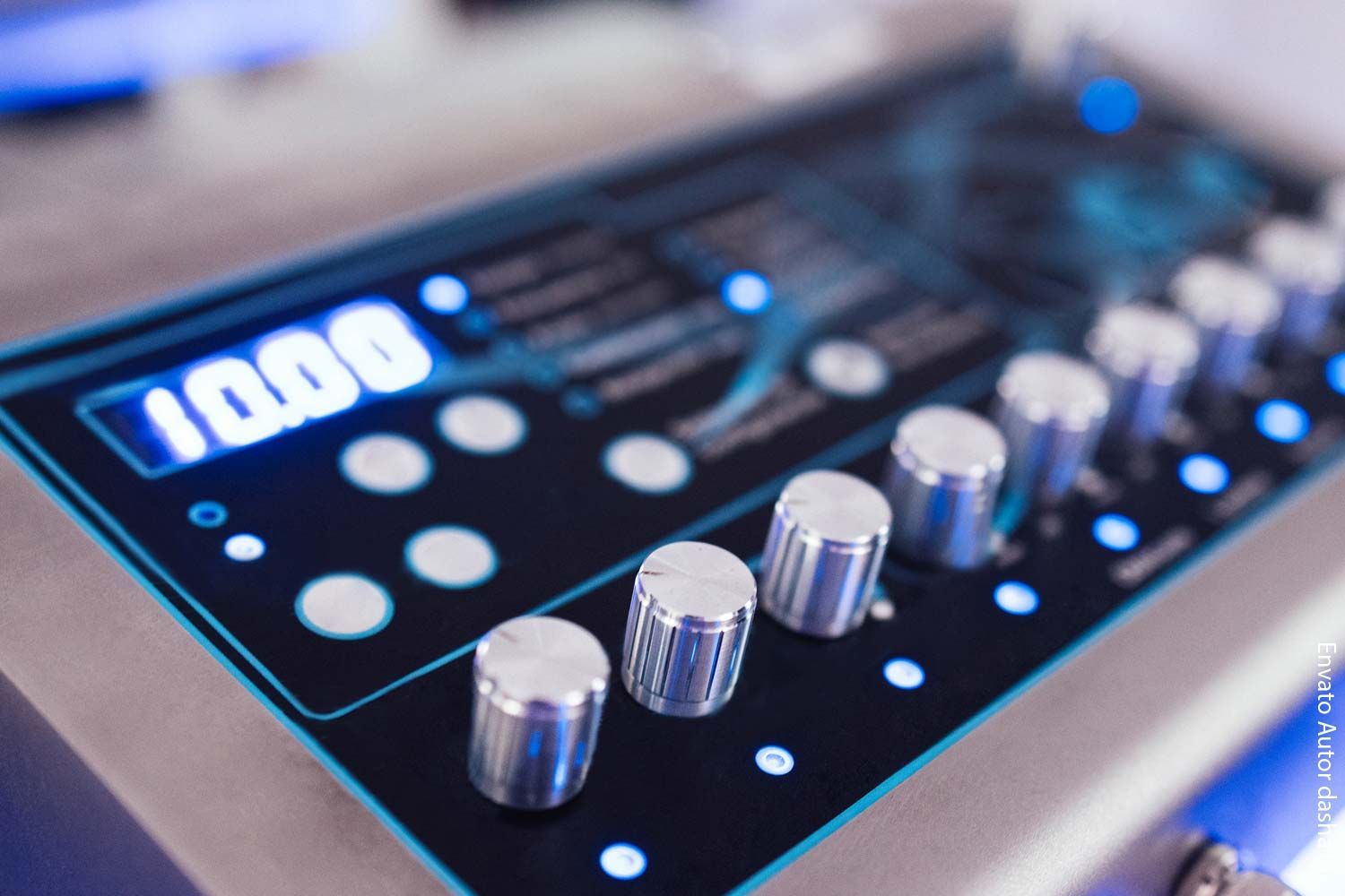 Eine Nahaufnahme eines Bedienfelds mit der Nummer 1000 darauf