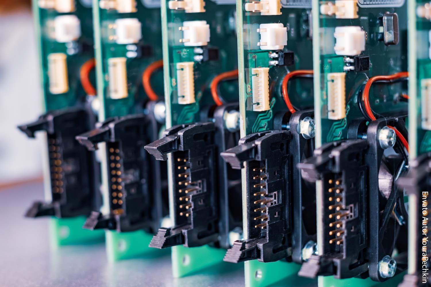 Eine Reihe elektronischer Komponenten ist auf einem Tisch aufgereiht.