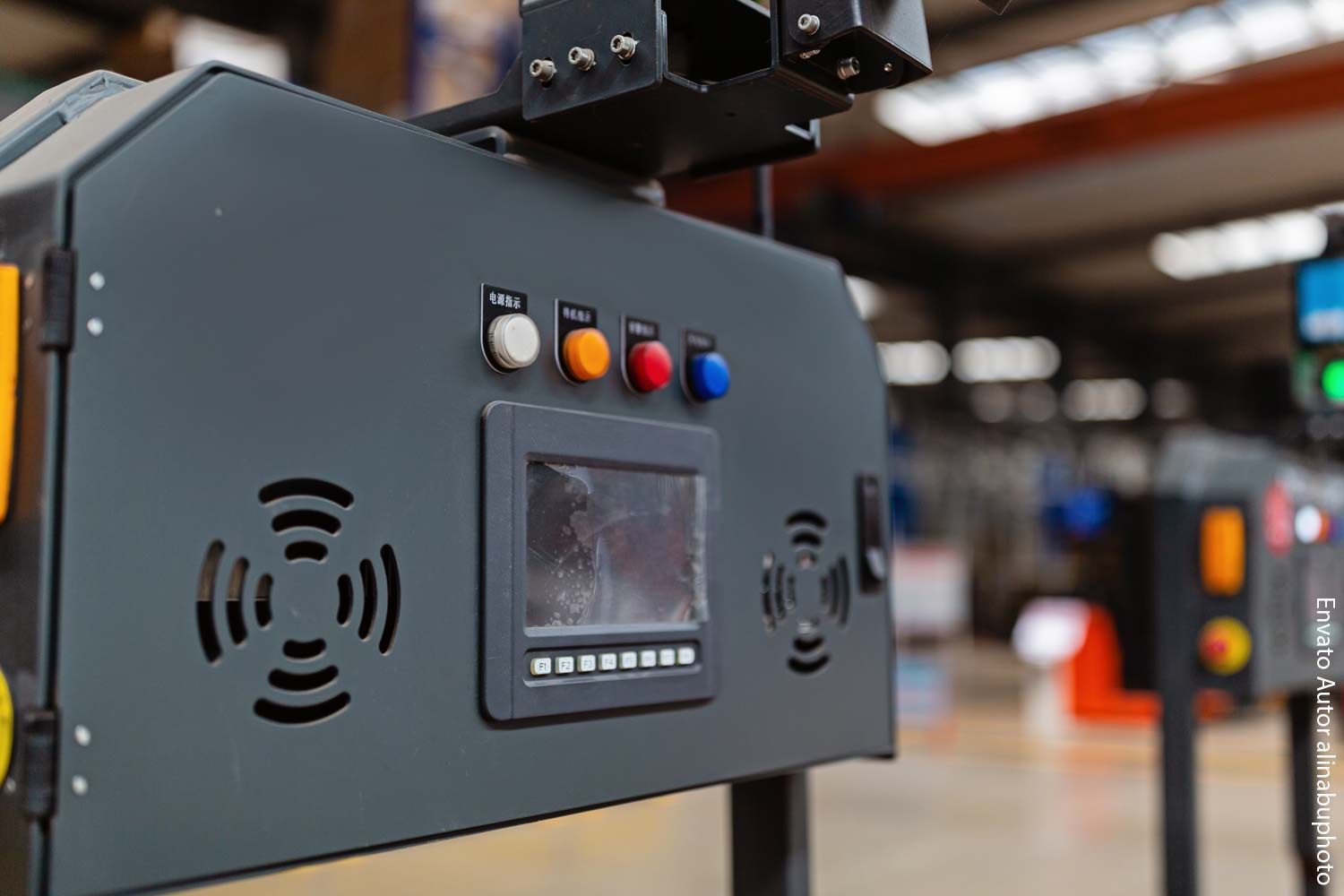 Eine Nahaufnahme eines Bedienfelds einer Maschine in einer Fabrik.