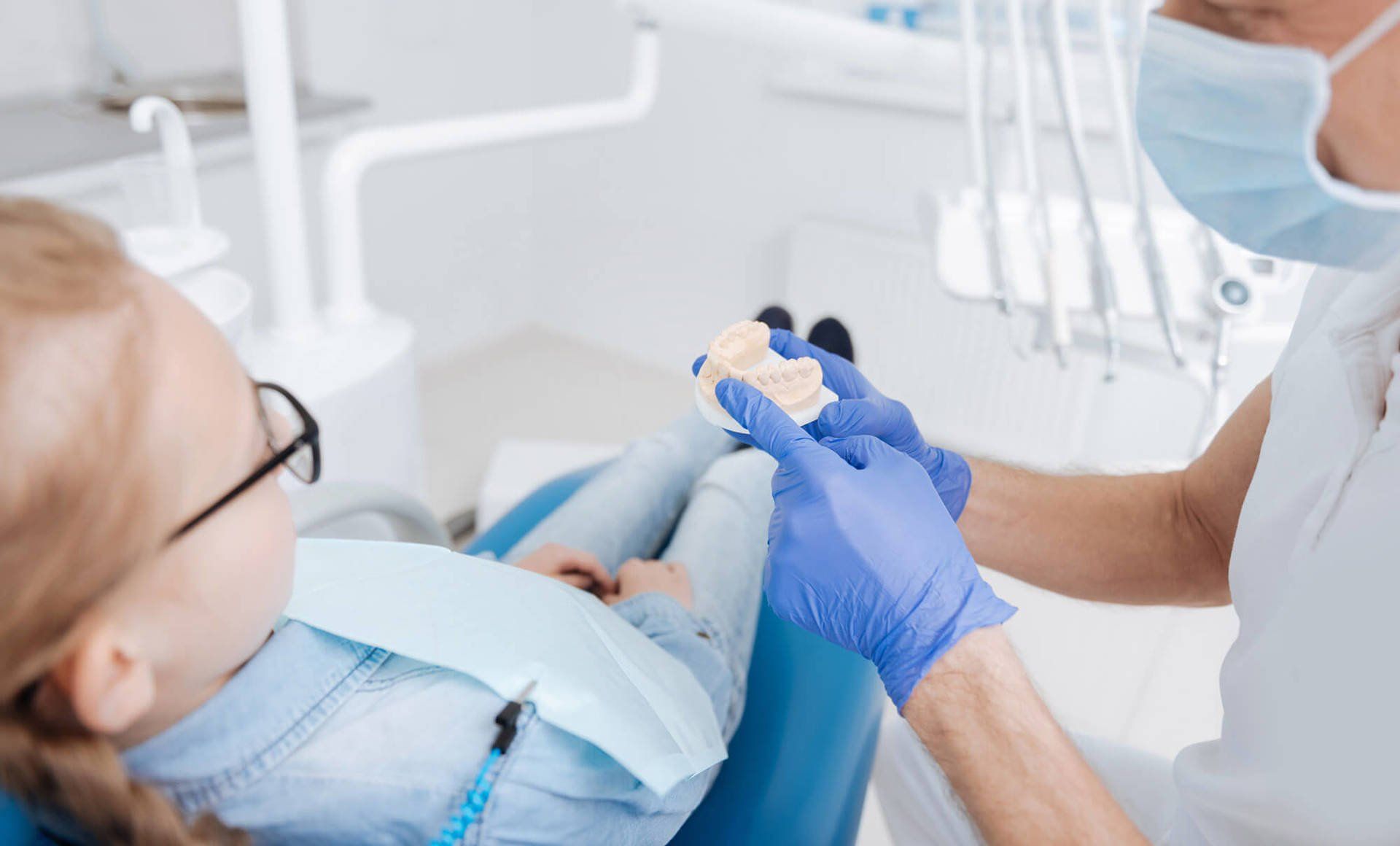 dentista mostra calco dentale a paziente