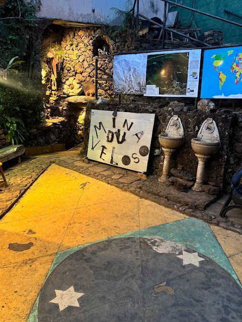 Instalação externa com os dizeres 