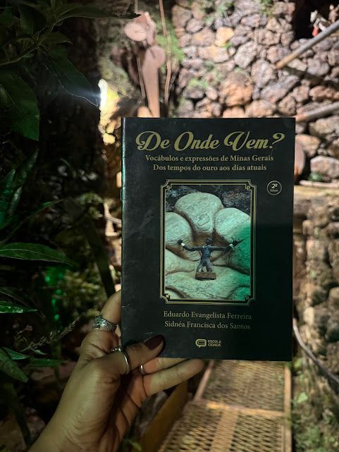 Pessoa segurando um livro intitulado 