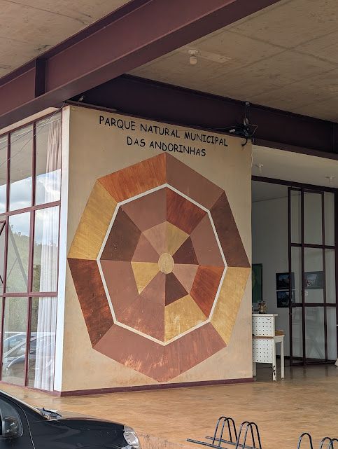 Mural de parede em padrão octogonal de marrons e bronzeados no Parque Natural Municipal das Arvoredas.