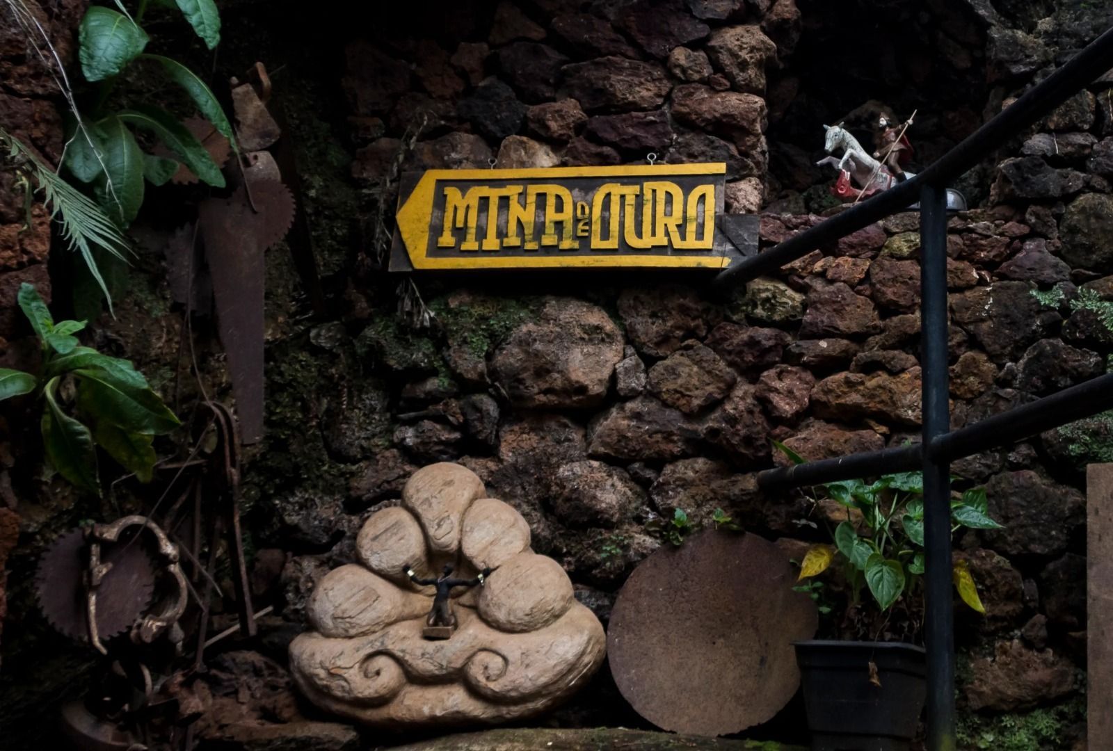 Uma placa amarela com a inscrição 