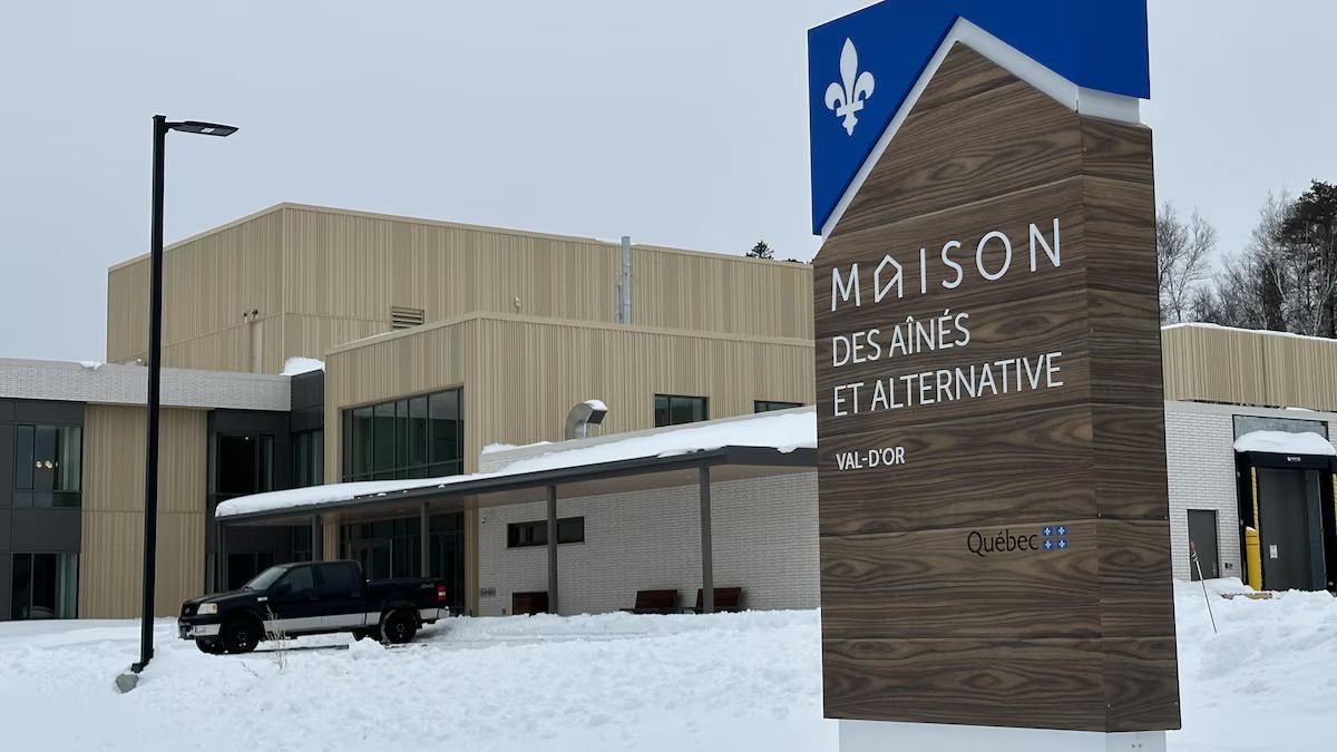 Vue extérieure de la Maison des Rives et Alternative en hiver ; un bâtiment et une enseigne sous la neige.