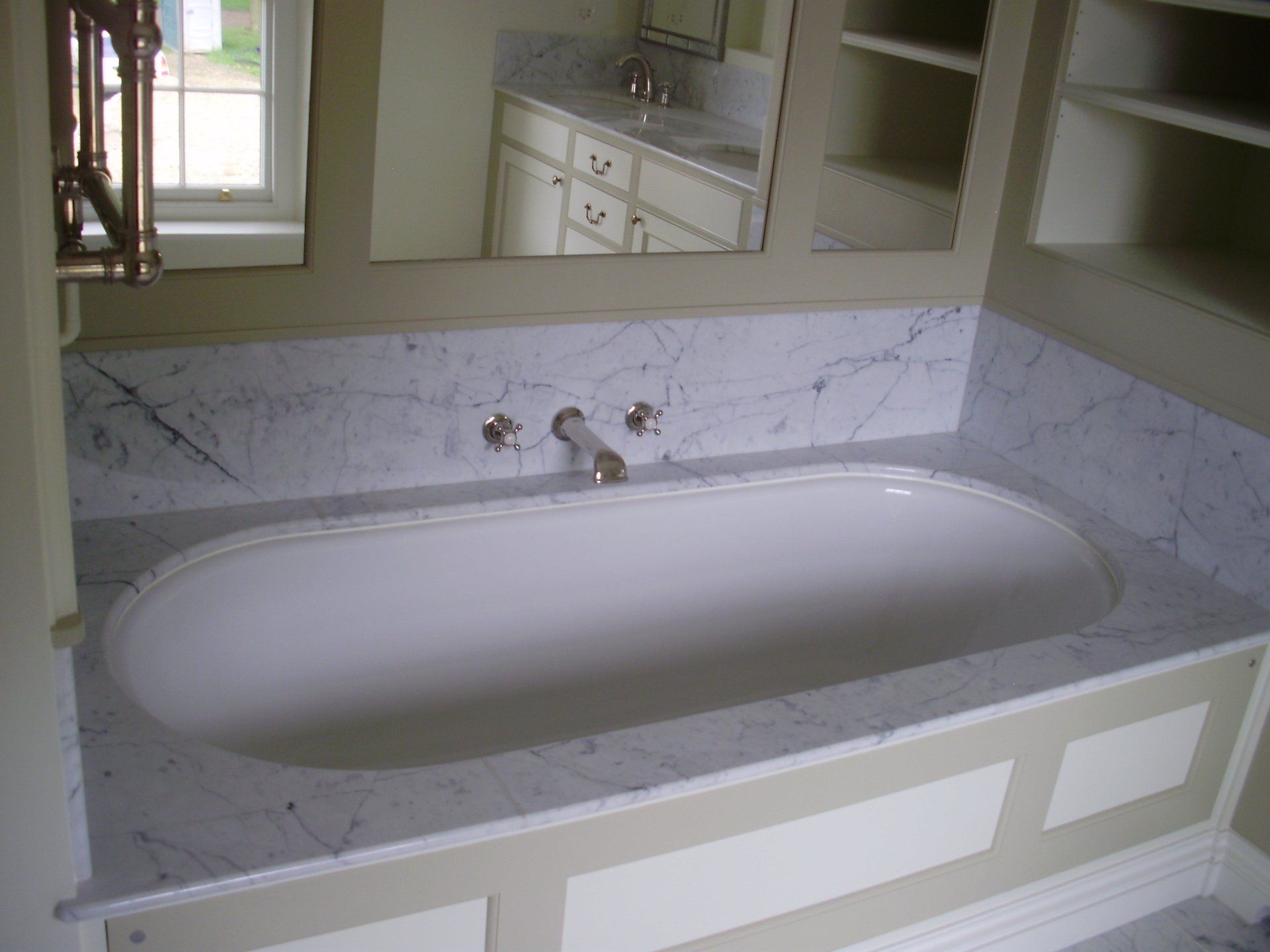 Mabrle bath surround