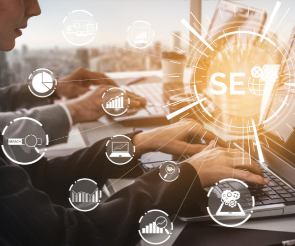 Un hombre está escribiendo en una computadora portátil con la palabra seo saliendo de la pantalla.