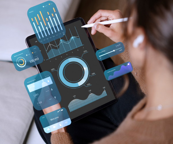 Una mujer está sentada en un sofá usando una tableta.