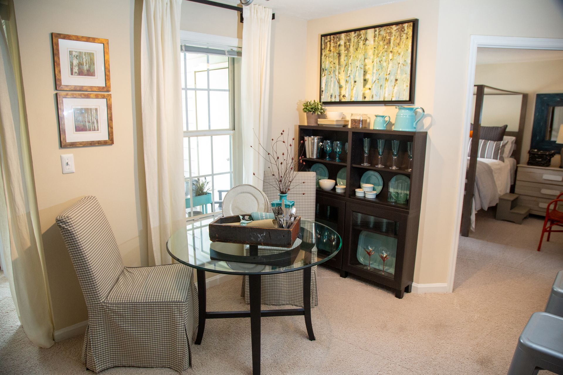 A living room with a table and chairs in it