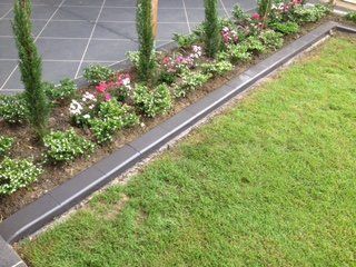 green garden kerb