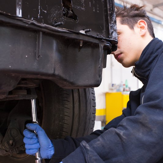meccanico ripara auto